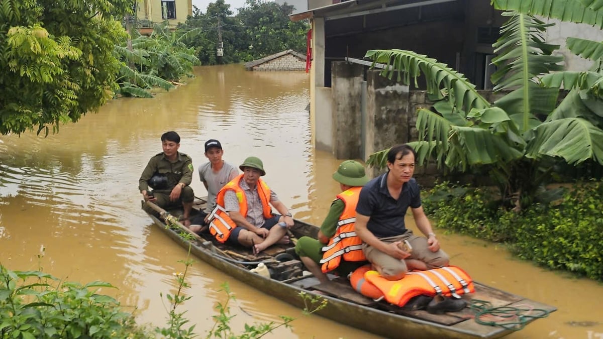 Cuối giờ chiều nay, lãnh đạo xã Đông Thành tiếp tục cử đoàn công tác vào vùng ngập lụt để kiểm tra tình hình và động viên người dân. Cuối giờ chiều nay, lãnh đạo xã Đông Thành tiếp tục cử đoàn công tác vào vùng ngập lụt để kiểm tra tình hình và động viên người dân.