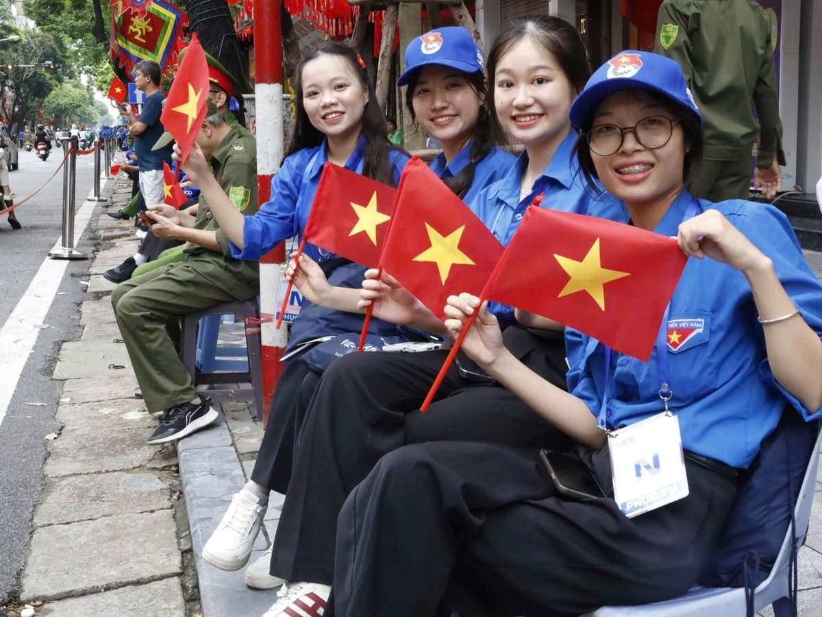 Với sự nhiệt huyết và tinh thần hăng hái, những bạn trẻ trong màu áo xanh tình nguyện là những nhân tố gắn kết cộng đồng trong một sự kiện chính trị đầy trọng đại. Ảnh: Hoàng Hiền. Với sự nhiệt huyết và tinh thần hăng hái, những bạn trẻ trong màu áo xanh tình nguyện là những nhân tố gắn kết cộng đồng trong một sự kiện chính trị đầy trọng đại. Ảnh: Hoàng Hiền.