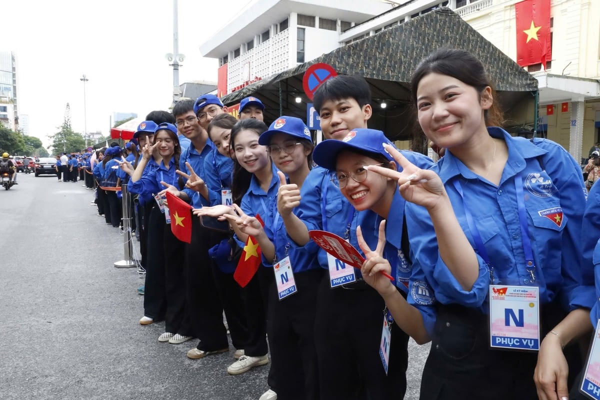 Lực lượng sinh viên tình nguyện tại khu vực Ga Hà Nội luôn sẵn sàng hỗ trợ người dân trong lễ sơ duyệt A80. Ảnh: Hoàng Hiền. Lực lượng sinh viên tình nguyện tại khu vực Ga Hà Nội luôn sẵn sàng hỗ trợ người dân trong lễ sơ duyệt A80. Ảnh: Hoàng Hiền.