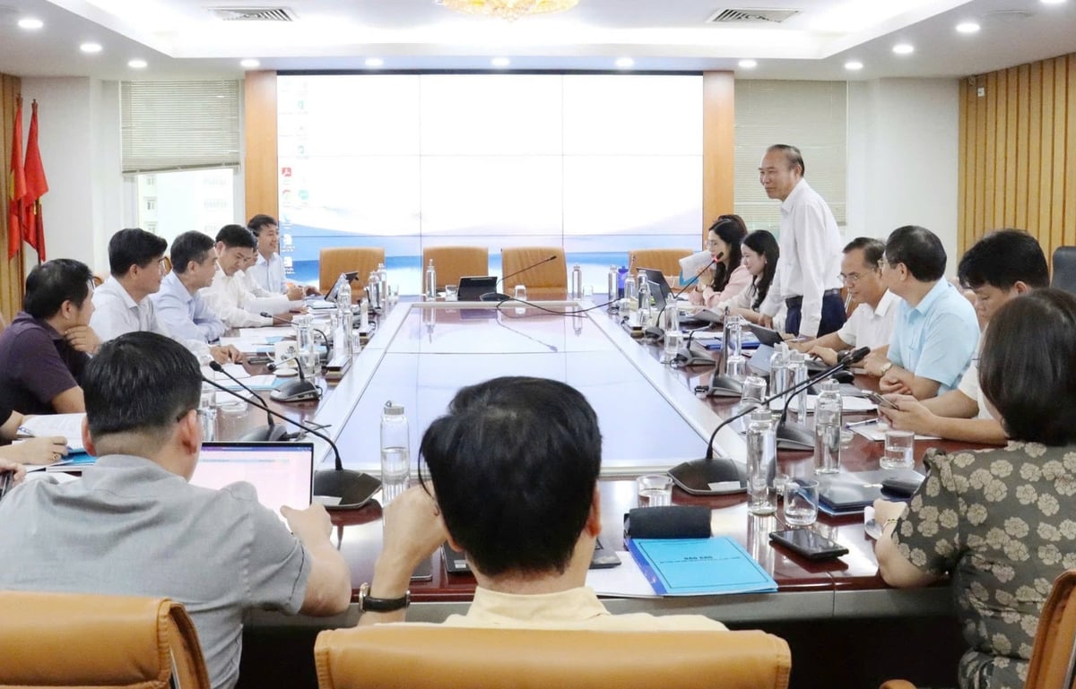 Thứ trưởng Phùng Đức Tiến chủ trì buổi làm việc với UBND tỉnh Đắk Lắk để nắm bắt tình hình, hướng dẫn, giải đáp khó khăn, vướng mắc trong giai đoạn đầu thực hiện mô hình chính quyền địa phương hai cấp. Ảnh: Nguyễn Thủy.