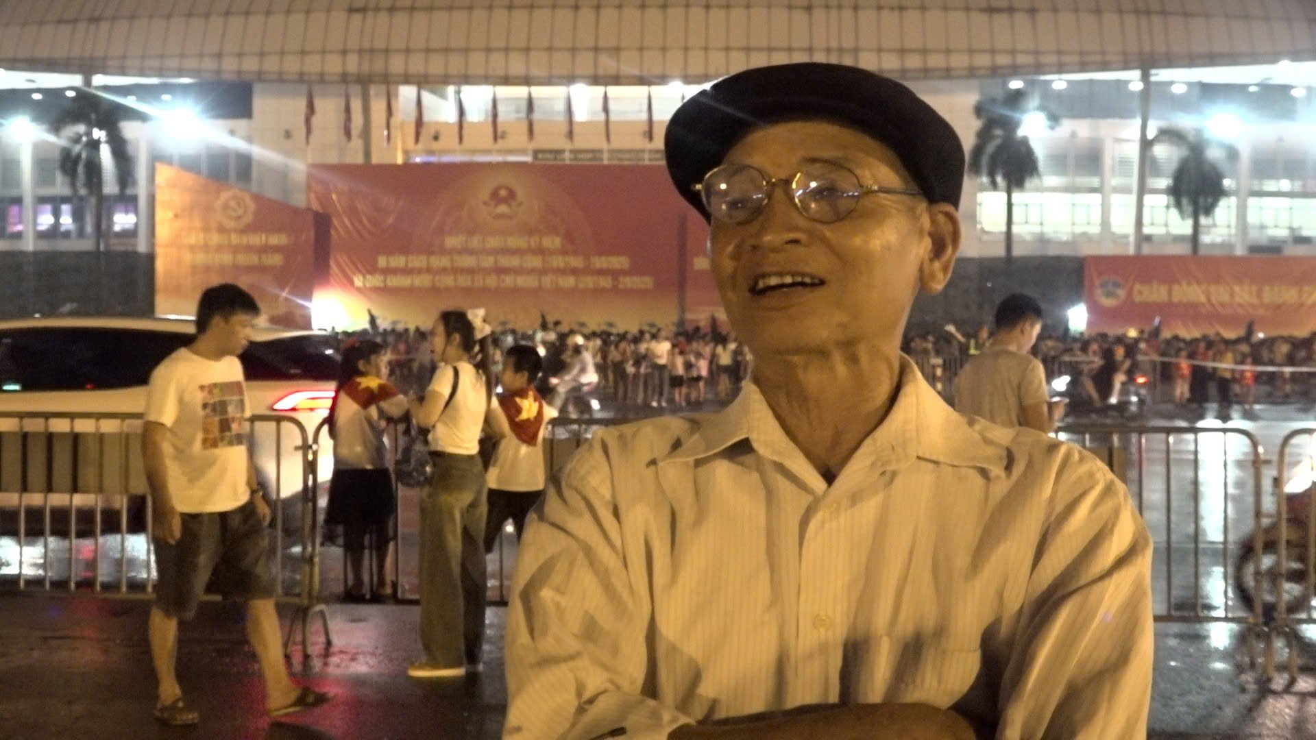 Ông Nguyễn Văn Quang ở xã Thuận Chung, tỉnh Nghệ An, bắt xe ra Hà Nội từ ngày 26/8 chỉ với mong mỏi được tận mắt chứng kiến lễ bắn pháo chào mừng Quốc khánh. Ảnh: Quang Dũng. Ông Nguyễn Văn Quang ở xã Thuận Chung, tỉnh Nghệ An, bắt xe ra Hà Nội từ ngày 26/8 chỉ với mong mỏi được tận mắt chứng kiến lễ bắn pháo chào mừng Quốc khánh. Ảnh: Quang Dũng.