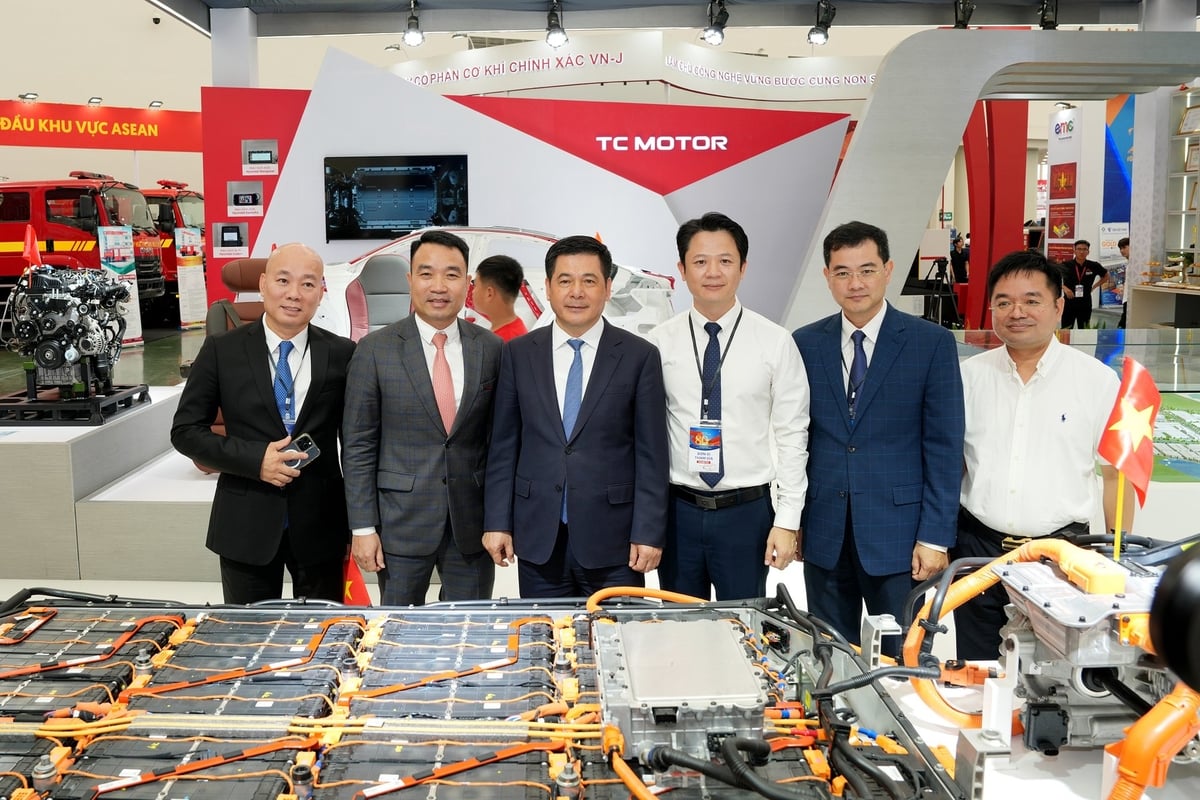 Bộ trưởng Bộ Công thương Nguyễn Hồng Diên (thứ 3 từ trái sang) và Phó Chủ tịch TC Group - Ông Lê Ngọc Đức (thứ 2 từ trái sang) tại không gian triển lãm của Tập đoàn Thành Công. Ảnh: TC Group. Bộ trưởng Bộ Công thương Nguyễn Hồng Diên (thứ 3 từ trái sang) và Phó Chủ tịch TC Group - Ông Lê Ngọc Đức (thứ 2 từ trái sang) tại không gian triển lãm của Tập đoàn Thành Công. Ảnh: TC Group.