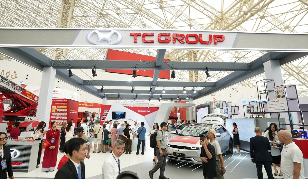 Khách tham quan hào hứng tham quan không gian triển lãm của TC Group và được giới thiệu về những sản phẩm như xe Hyundai IONIQ 5, hệ khung gầm MQB của Volkswagen ứng dụng trên các dòng xe của Skoda. Ảnh: TC Group. Khách tham quan hào hứng tham quan không gian triển lãm của TC Group và được giới thiệu về những sản phẩm như xe Hyundai IONIQ 5, hệ khung gầm MQB của Volkswagen ứng dụng trên các dòng xe của Skoda. Ảnh: TC Group.