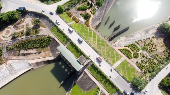 The Xuan Quan weir gets water from the Red River into the Bac Hung Hai Irrigation system, built from the Party’s will and the People’s heart. Photo: Quang Dung.