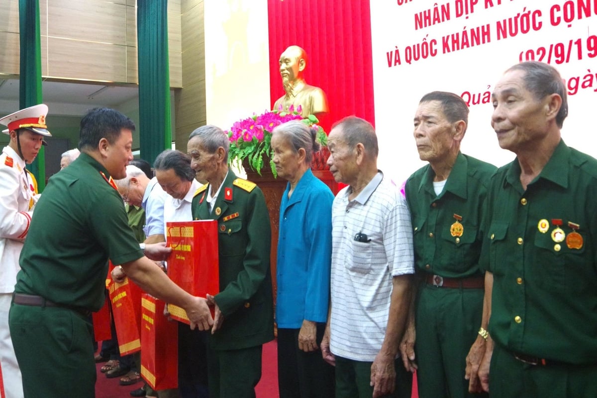 Thiếu tướng Nguyễn Đức Tăng trao quà cho các gia đình chính sách, người có công tại Quảng Trị. Ảnh: Xuân Diện. Thiếu tướng Nguyễn Đức Tăng trao quà cho các gia đình chính sách, người có công tại Quảng Trị. Ảnh: Xuân Diện.