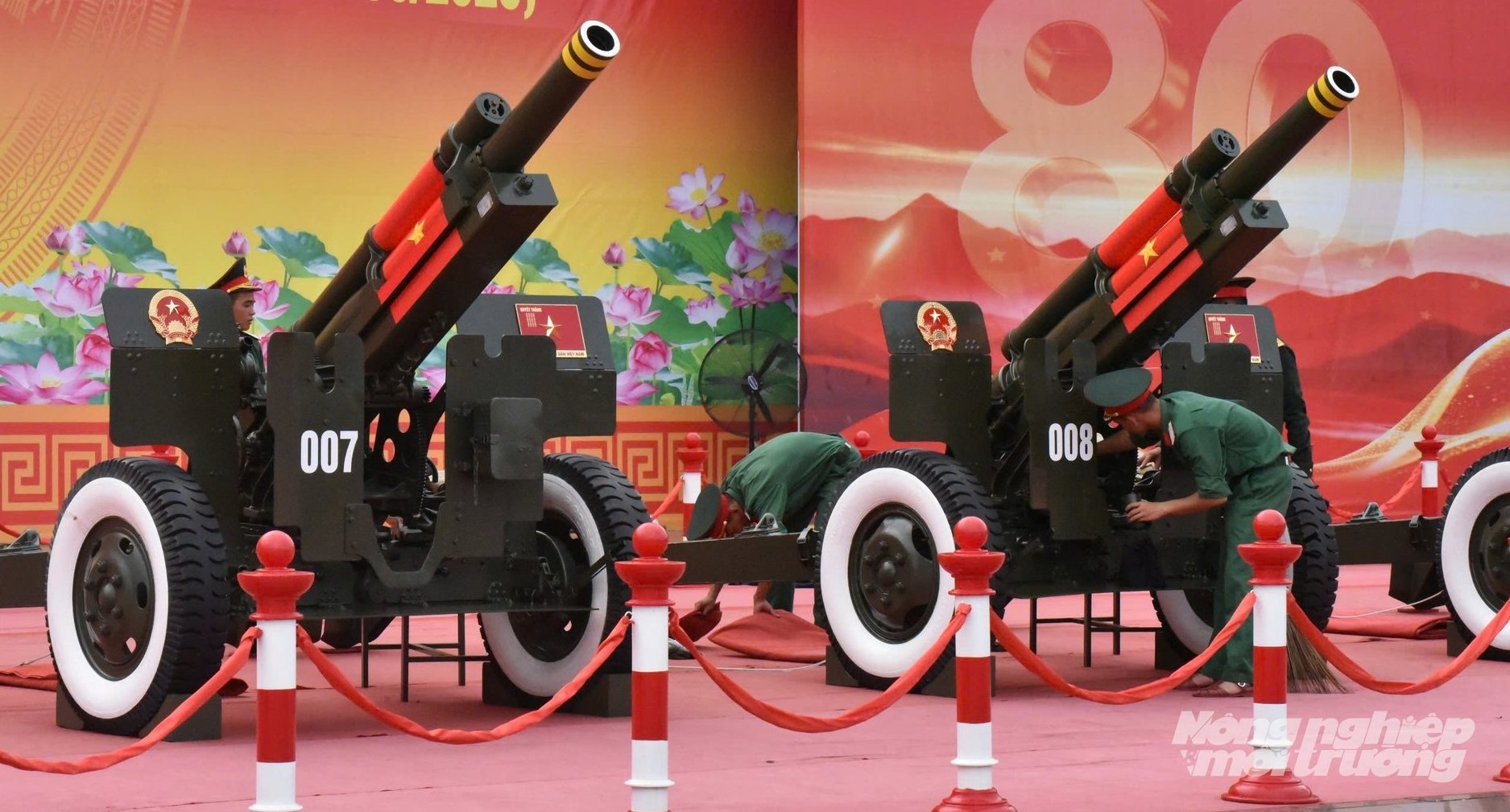 Các chiến sĩ Lữ đoàn Pháo binh 45 tỉ mỉ kiểm tra dàn pháo lễ 105mm tại sân Mỹ Đình. Ảnh: Tú Thành. Các chiến sĩ Lữ đoàn Pháo binh 45 tỉ mỉ kiểm tra dàn pháo lễ 105mm tại sân Mỹ Đình. Ảnh: Tú Thành.