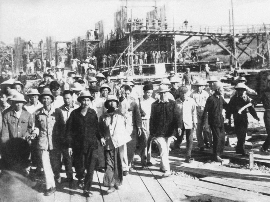 Chủ tịch Hồ Chí Minh thăm công trường đại thủy nông Bắc Hưng Hải ngày (25/12/1958). Ảnh: hochiminh.vn Chủ tịch Hồ Chí Minh thăm công trường đại thủy nông Bắc Hưng Hải ngày (25/12/1958). Ảnh: hochiminh.vn