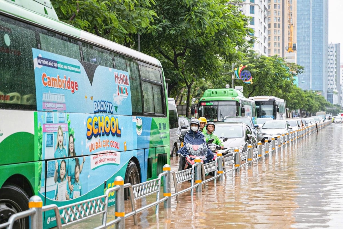 Đường Võ Chí Công bị ngập nặng do ảnh hưởng hoàn lưu cơn bão số 5. Ảnh: Linh Nguyễn. Đường Võ Chí Công bị ngập nặng do ảnh hưởng hoàn lưu cơn bão số 5. Ảnh: Linh Nguyễn.