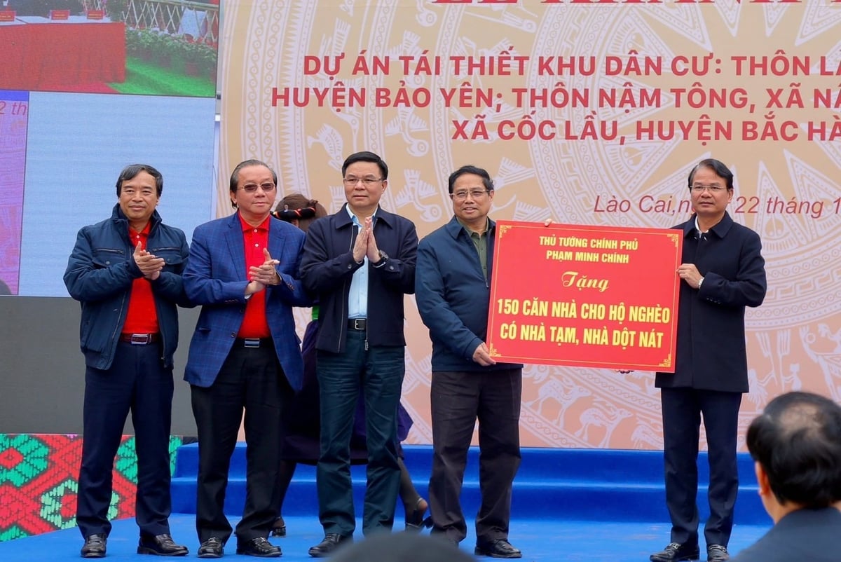 Thủ tướng Phạm Minh Chính, Chủ tịch HĐTV Petrovietnam Lê Mạnh Hùng và các đại biểu trao tặng 150 căn nhà cho hộ nghèo đang ở nhà tạm, nhà dột nát tại Lễ khánh thành khu tái định cư thôn Làng Nủ, Kho Vàng và Nậm Tông (Lào Cai). Ảnh: Petrovietnam. Thủ tướng Phạm Minh Chính, Chủ tịch HĐTV Petrovietnam Lê Mạnh Hùng và các đại biểu trao tặng 150 căn nhà cho hộ nghèo đang ở nhà tạm, nhà dột nát tại Lễ khánh thành khu tái định cư thôn Làng Nủ, Kho Vàng và Nậm Tông (Lào Cai). Ảnh: Petrovietnam.