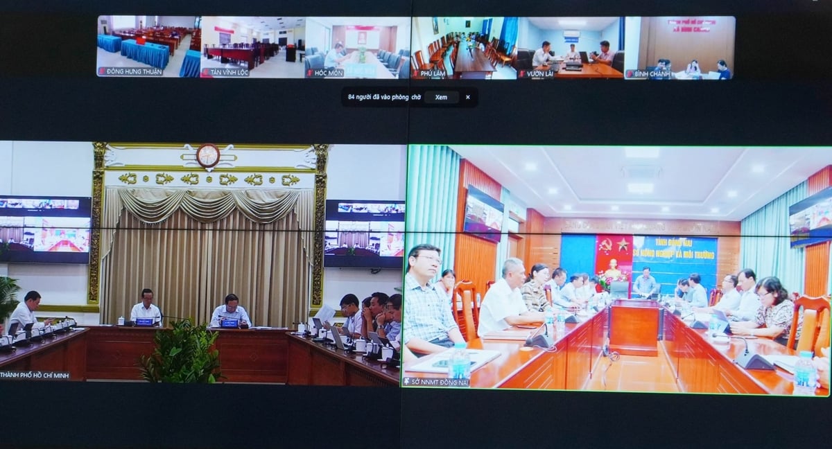 Hội nghị kết nối trực tuyến tới các điểm cầu là Sở Nông nghiệp và Môi trường hai tỉnh Đồng Nai, Tây Ninh và các xã, phường khu vực Đông Nam bộ để giải đáp các thắc mắc về chính quyền 2 cấp. Ảnh: Lê Bình. Hội nghị kết nối trực tuyến tới các điểm cầu là Sở Nông nghiệp và Môi trường hai tỉnh Đồng Nai, Tây Ninh và các xã, phường khu vực Đông Nam bộ để giải đáp các thắc mắc về chính quyền 2 cấp. Ảnh: Lê Bình.