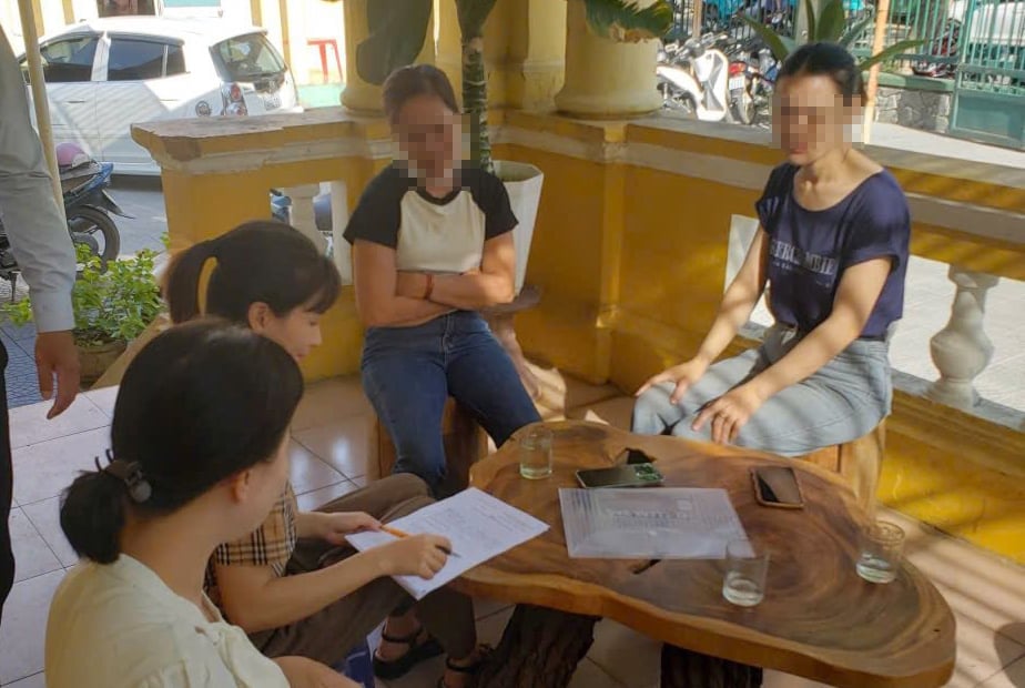 Đoàn kiểm tra của phường Thuận Hóa kiểm tra quán ăn vỉa hè, ghi nhận không đảm bảo vệ sinh, lập biên bản và ra quyết định xử phạt hành vi vi phạm. Ảnh: V.D. Đoàn kiểm tra của phường Thuận Hóa kiểm tra quán ăn vỉa hè, ghi nhận không đảm bảo vệ sinh, lập biên bản và ra quyết định xử phạt hành vi vi phạm. Ảnh: V.D.