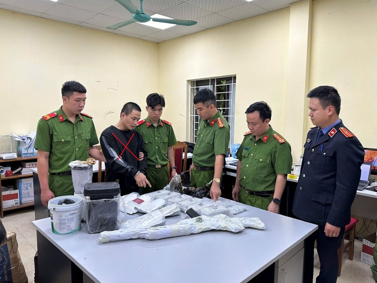Đối tượng Đặng Giang Long và tang vật. Ảnh: Công an tỉnh Sơn La. Đối tượng Đặng Giang Long và tang vật. Ảnh: Công an tỉnh Sơn La.