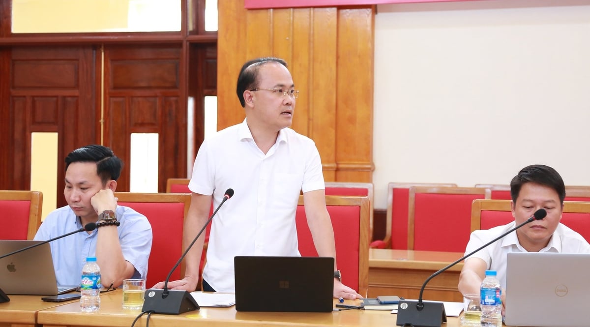 Giám đốc Văn phòng Đăng ký đất đai tỉnh tham gia ý kiến liên quan đến thủ tục hành chính về đất đai. Ảnh: Thanh Ngà. Giám đốc Văn phòng Đăng ký đất đai tỉnh tham gia ý kiến liên quan đến thủ tục hành chính về đất đai. Ảnh: Thanh Ngà.