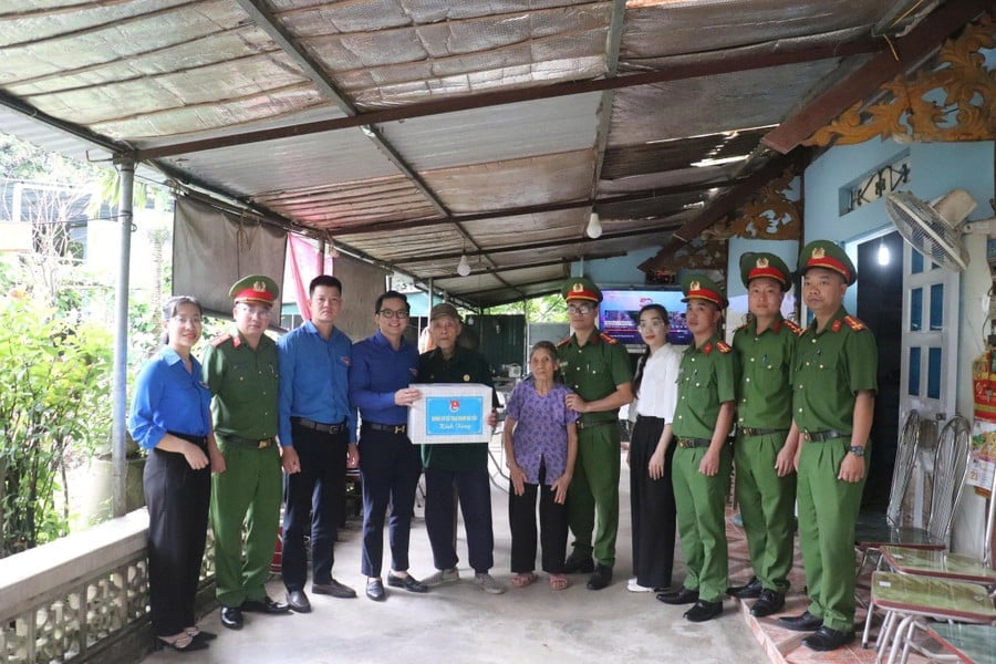 Tuổi trẻ Điện Biên tổ chức thăm, tặng quà thân nhân liệt sỹ, thương binh, bệnh binh trên địa bàn tỉnh. Ảnh: Hoàng Châu. Tuổi trẻ Điện Biên tổ chức thăm, tặng quà thân nhân liệt sỹ, thương binh, bệnh binh trên địa bàn tỉnh. Ảnh: Hoàng Châu.