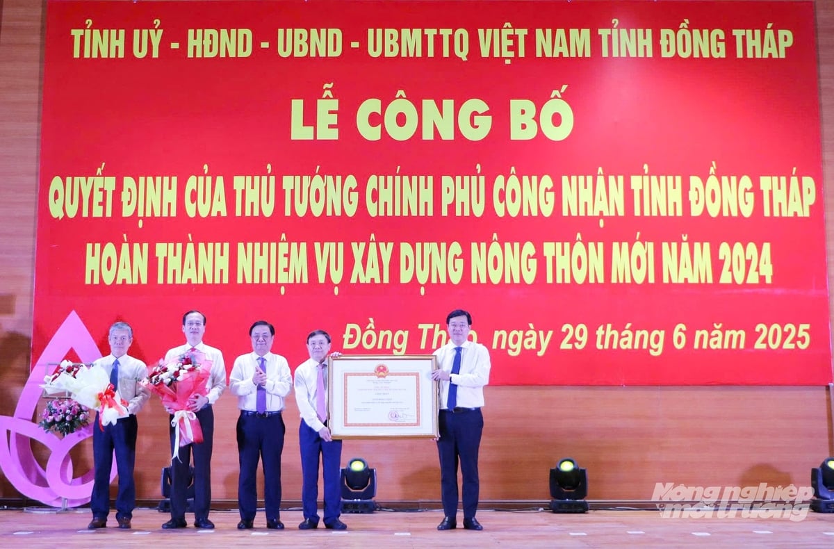 Lễ công bố quyết định của Thủ tướng Chính phủ công nhận Đồng Tháp hoàn thành nhiệm vụ xây dựng nông thôn mới năm 2024. Ảnh: Lê Hoàng Vũ. Lễ công bố quyết định của Thủ tướng Chính phủ công nhận Đồng Tháp hoàn thành nhiệm vụ xây dựng nông thôn mới năm 2024. Ảnh: Lê Hoàng Vũ.
