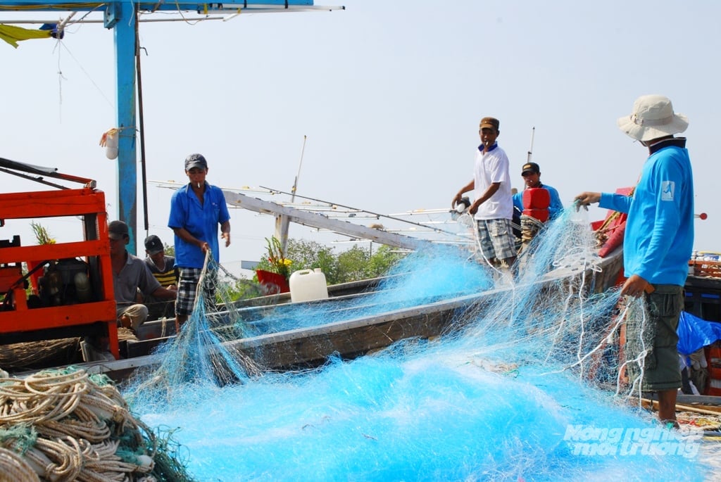 Ngư dân An Giang chuẩn bị ngư lưới cụ đúng quy định trước chuyến ra khơi, chung tay thực hiện đợt thi đua cao điểm chống khai thác IUU. Ảnh: Lê Hoàng Vũ. Ngư dân An Giang chuẩn bị ngư lưới cụ đúng quy định trước chuyến ra khơi, chung tay thực hiện đợt thi đua cao điểm chống khai thác IUU. Ảnh: Lê Hoàng Vũ.