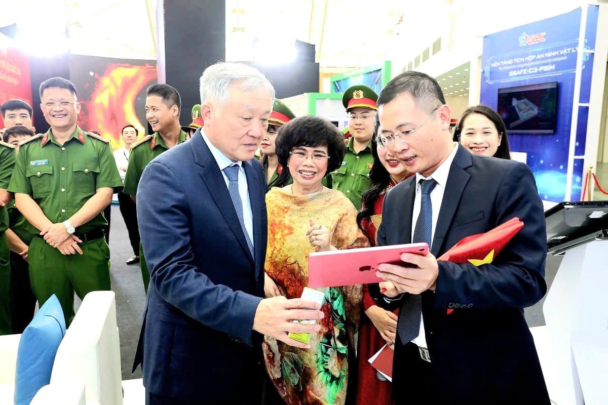 Phó Thủ tướng Nguyễn Hòa Bình trải nghiệm công nghệ truy xuất nguồn gốc sản phẩm sữa tươi TH true MILK. Ảnh: TH. Phó Thủ tướng Nguyễn Hòa Bình trải nghiệm công nghệ truy xuất nguồn gốc sản phẩm sữa tươi TH true MILK. Ảnh: TH.