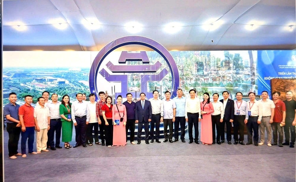 Thủ tướng Chính phủ Phạm Minh Chính cùng đại diện lãnh đạo các sở, ban ngành TP. Hà Nội chụp ảnh lưu niệm tại triển lãm quốc gia, Đông Anh, Hà Nội. Ảnh:Trung tâm hành chính công. Thủ tướng Chính phủ Phạm Minh Chính cùng đại diện lãnh đạo các sở, ban ngành TP. Hà Nội chụp ảnh lưu niệm tại triển lãm quốc gia, Đông Anh, Hà Nội. Ảnh:Trung tâm hành chính công.