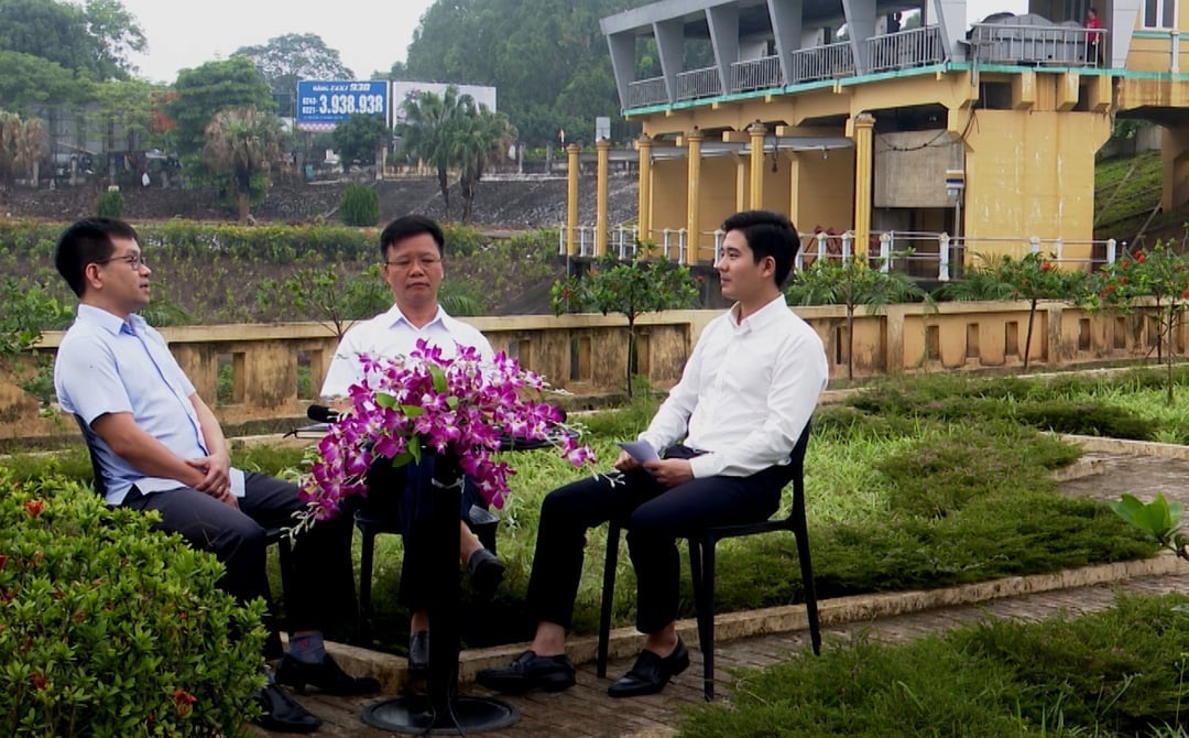 Ông Trịnh Thế Trường (giữa) và ông Nguyễn Văn Kình - Phó Giám đốc Sở Nông nghiệp và Môi trường Hưng Yên chia sẻ với phóng viên Báo Nông nghiệp và Môi trường về ý nghĩa, tầm quan trọng của hệ thống đại thủy nông Bắc Hưng Hải. Ảnh: Quang Dũng. Ông Trịnh Thế Trường (giữa) và ông Nguyễn Văn Kình - Phó Giám đốc Sở Nông nghiệp và Môi trường Hưng Yên chia sẻ với phóng viên Báo Nông nghiệp và Môi trường về ý nghĩa, tầm quan trọng của hệ thống đại thủy nông Bắc Hưng Hải. Ảnh: Quang Dũng.