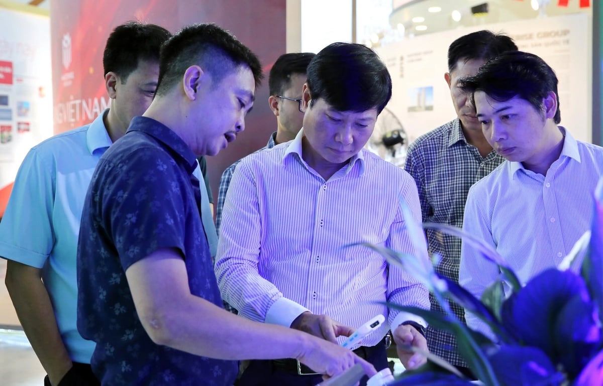 Ủy viên BCH Đảng bộ Chính phủ, Bí thư Đảng ủy, Chủ tịch HĐQT Petrolimex Phạm Văn Thanh và Phó Bí thư Đảng ủy, Tổng Giám đốc Petrolimex Lưu Văn Tuyển kiểm tra công tác chuẩn bị tại gian hàng Petrolimex trước giờ khai mạc. Ảnh: Petrolimex. Ủy viên BCH Đảng bộ Chính phủ, Bí thư Đảng ủy, Chủ tịch HĐQT Petrolimex Phạm Văn Thanh và Phó Bí thư Đảng ủy, Tổng Giám đốc Petrolimex Lưu Văn Tuyển kiểm tra công tác chuẩn bị tại gian hàng Petrolimex trước giờ khai mạc. Ảnh: Petrolimex.