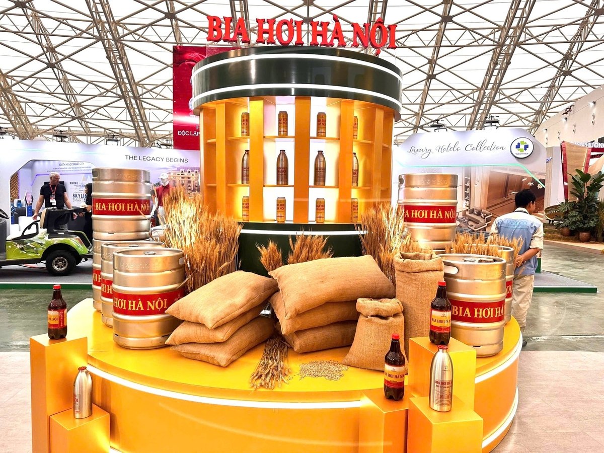 Khách hàng tham quan sẽ được thưởng thức các sản phẩm của Bia Hà Nội. Ảnh: HABECO.