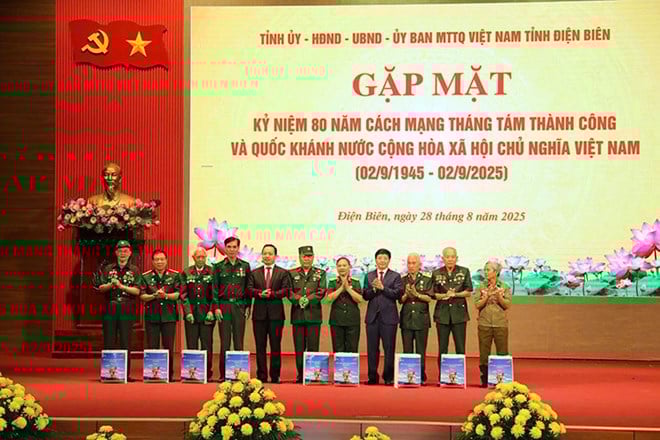 Lãnh đạo tỉnh Điện Biên tặng quà cựu chiến binh, nạn nhân chất độc màu da cam, gia đình chính sách. Ảnh: Hoàng Châu. Lãnh đạo tỉnh Điện Biên tặng quà cựu chiến binh, nạn nhân chất độc màu da cam, gia đình chính sách. Ảnh: Hoàng Châu.