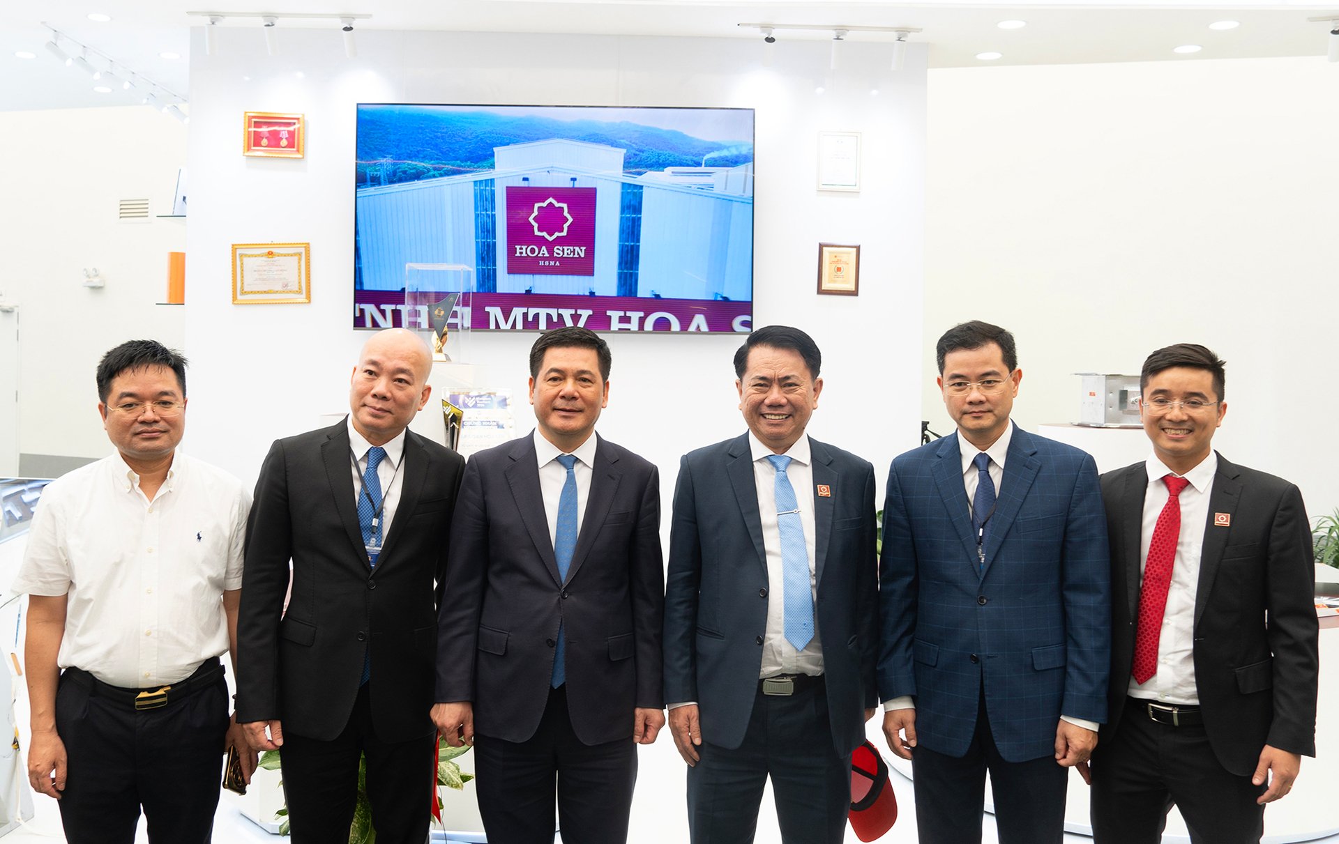 Bộ trưởng Bộ Công Thương Nguyễn Hồng Diên và đoàn đại biểu chụp hình lưu niệm tại gian hàng của Tập đoàn Hoa. Ảnh: HS. Bộ trưởng Bộ Công Thương Nguyễn Hồng Diên và đoàn đại biểu chụp hình lưu niệm tại gian hàng của Tập đoàn Hoa. Ảnh: HS.