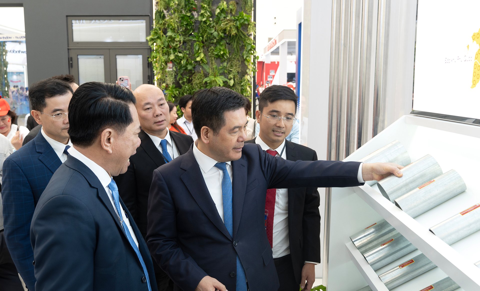 Ông Vũ Văn Thanh, Tổng Giám đốc Tập đoàn Hoa Sen giới thiệu với Bộ trưởng Nguyễn Hồng Diên sản phẩm Hoa Sen Mag Shield. Ảnh: HS. Ông Vũ Văn Thanh, Tổng Giám đốc Tập đoàn Hoa Sen giới thiệu với Bộ trưởng Nguyễn Hồng Diên sản phẩm Hoa Sen Mag Shield. Ảnh: HS.