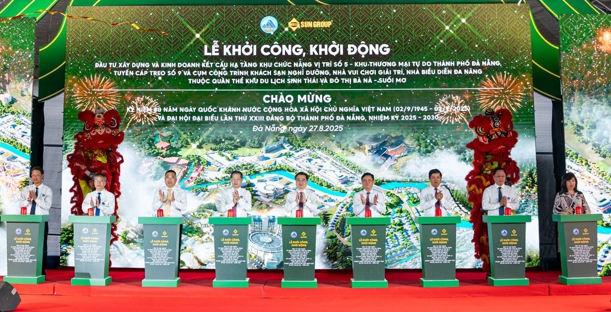 Các đại biểu bấm nút khởi công dự án. Ảnh: Lan Anh. Các đại biểu bấm nút khởi công dự án. Ảnh: Lan Anh.
