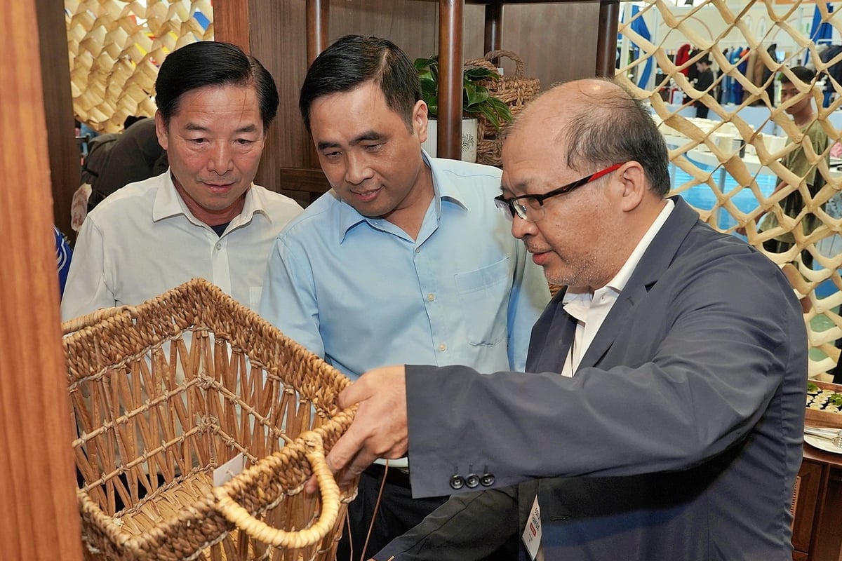 Thứ trưởng Nguyễn Quốc Trị (giữa) tham quan các sản phẩm thủ công mỹ nghệ tại khu trưng bày. Ảnh: Bảo Thắng. Thứ trưởng Nguyễn Quốc Trị (giữa) tham quan các sản phẩm thủ công mỹ nghệ tại khu trưng bày. Ảnh: Bảo Thắng.
