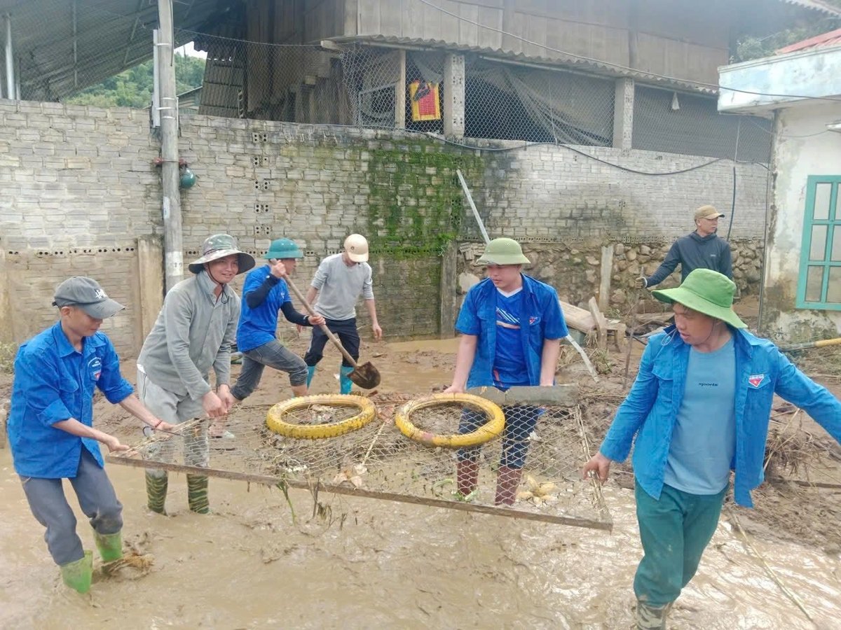 Đoàn viên thanh niên tham gia khắc phục hậu quả mưa lũ tại xã Sa Dung và Na Son tỉnh Điện Biên. Ảnh: Hoàng Châu. Đoàn viên thanh niên tham gia khắc phục hậu quả mưa lũ tại xã Sa Dung và Na Son tỉnh Điện Biên. Ảnh: Hoàng Châu.