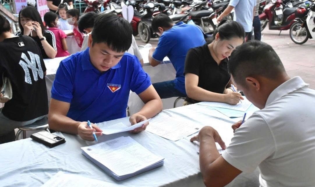 Đoàn viên thanh niên đăng ký tham gia hiến máu. Ảnh: Hoàng Châu. Đoàn viên thanh niên đăng ký tham gia hiến máu. Ảnh: Hoàng Châu.