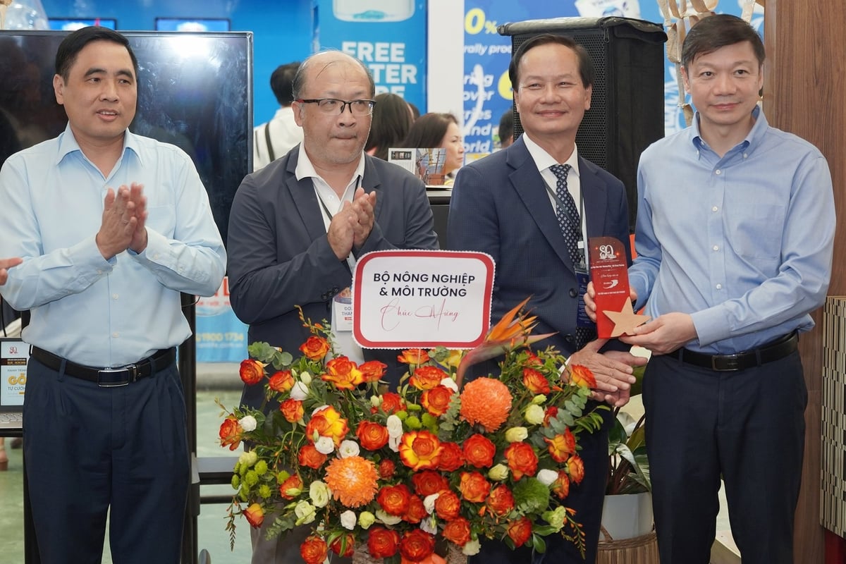 Thứ trưởng Nguyễn Quốc Trị, Cục trưởng Trần Quang Bảo tặng hoa chúc mừng. Ảnh: Bảo Thắng. Thứ trưởng Nguyễn Quốc Trị, Cục trưởng Trần Quang Bảo tặng hoa chúc mừng. Ảnh: Bảo Thắng.