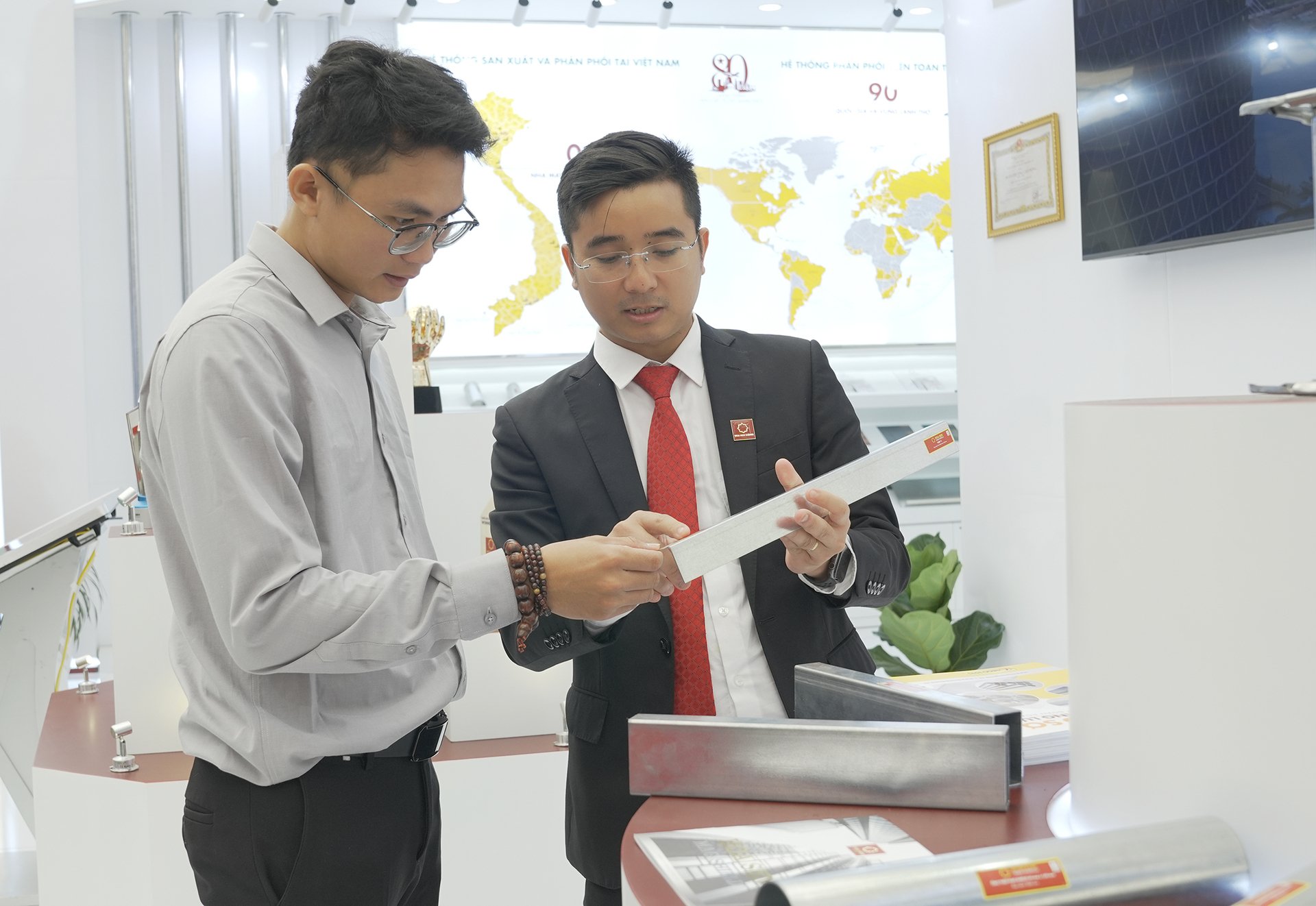 Giới thiệu sản phẩm Hoa Sen Mag Shield - dòng tôn siêu bền và ống thép siêu bền với nhiều tính năng vượt trội. Ảnh: HS. Giới thiệu sản phẩm Hoa Sen Mag Shield - dòng tôn siêu bền và ống thép siêu bền với nhiều tính năng vượt trội. Ảnh: HS.