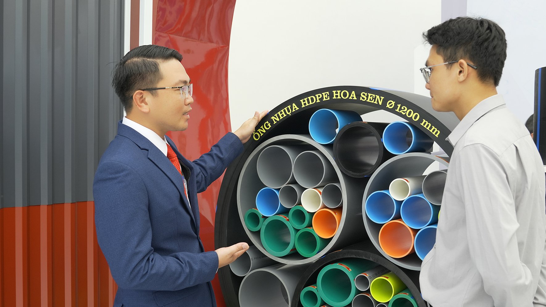 Trưng bày, giới thiệu Ống nhựa HDPE Hoa Sen Ø 1.200 mm đến khách hàng tại triển lãm. Ảnh: HS. Trưng bày, giới thiệu Ống nhựa HDPE Hoa Sen Ø 1.200 mm đến khách hàng tại triển lãm. Ảnh: HS.