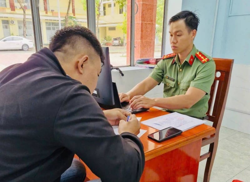 Tại Cơ quan Công an, H.C.L. thừa nhận hành vi vi phạm, tự nguyện tháo gỡ các video có nội dung xuyên tạc, chưa kiểm chứng. Ảnh: Công an tỉnh Đồng Tháp. Tại Cơ quan Công an, H.C.L. thừa nhận hành vi vi phạm, tự nguyện tháo gỡ các video có nội dung xuyên tạc, chưa kiểm chứng. Ảnh: Công an tỉnh Đồng Tháp.