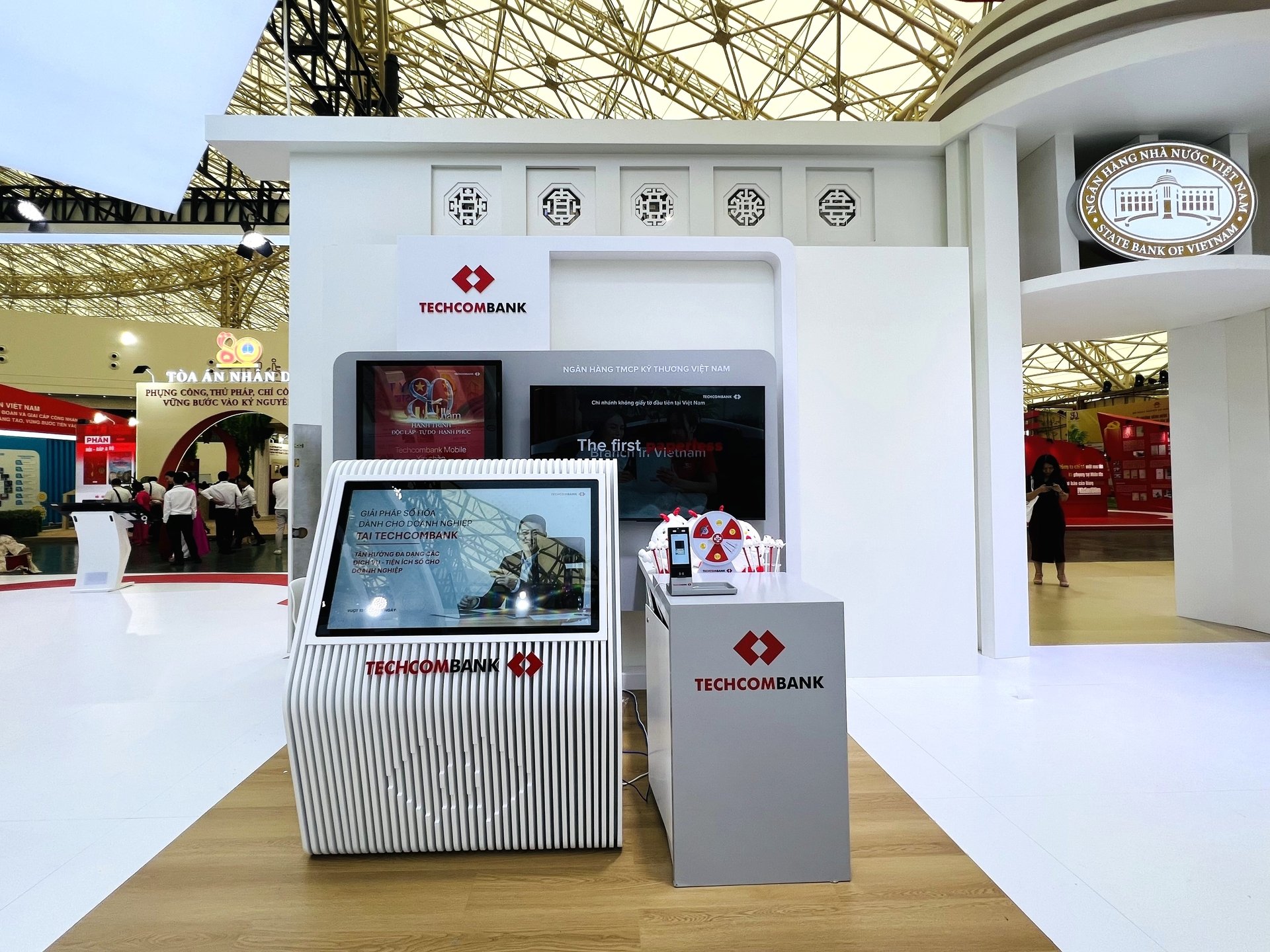Techcombank mang đến triển lãm những giải pháp tài chính vượt trội phục vụ cho người dân, hộ kinh doanh và doanh nghiệp. Ảnh: Techcombank. Techcombank mang đến triển lãm những giải pháp tài chính vượt trội phục vụ cho người dân, hộ kinh doanh và doanh nghiệp. Ảnh: Techcombank.