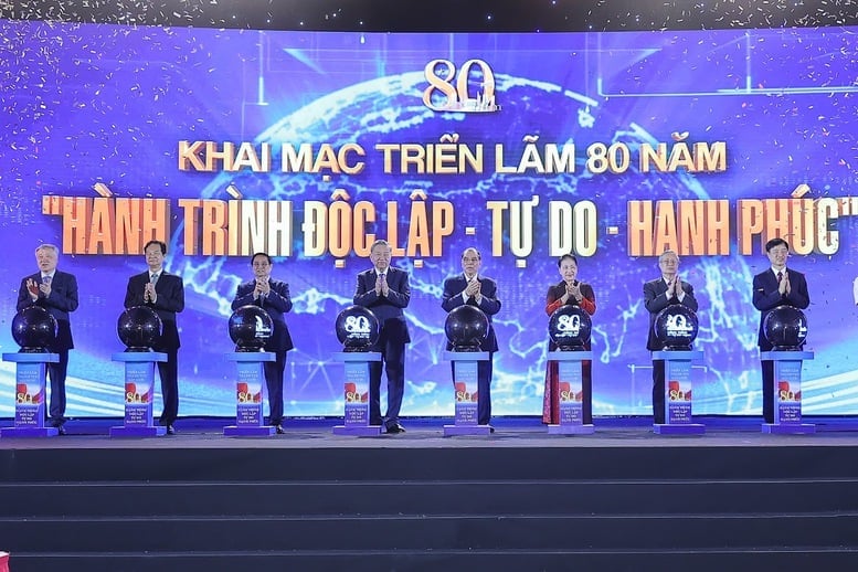 Các đồng chí lãnh đạo Đảng, Nhà nước thực hiện nghi thức khai mạc Triển lãm '80 năm Hành trình Độc lập - Tự do - Hạnh phúc'. Ảnh: VGP/Nhật Bắc. Các đồng chí lãnh đạo Đảng, Nhà nước thực hiện nghi thức khai mạc Triển lãm '80 năm Hành trình Độc lập - Tự do - Hạnh phúc'. Ảnh: VGP/Nhật Bắc.