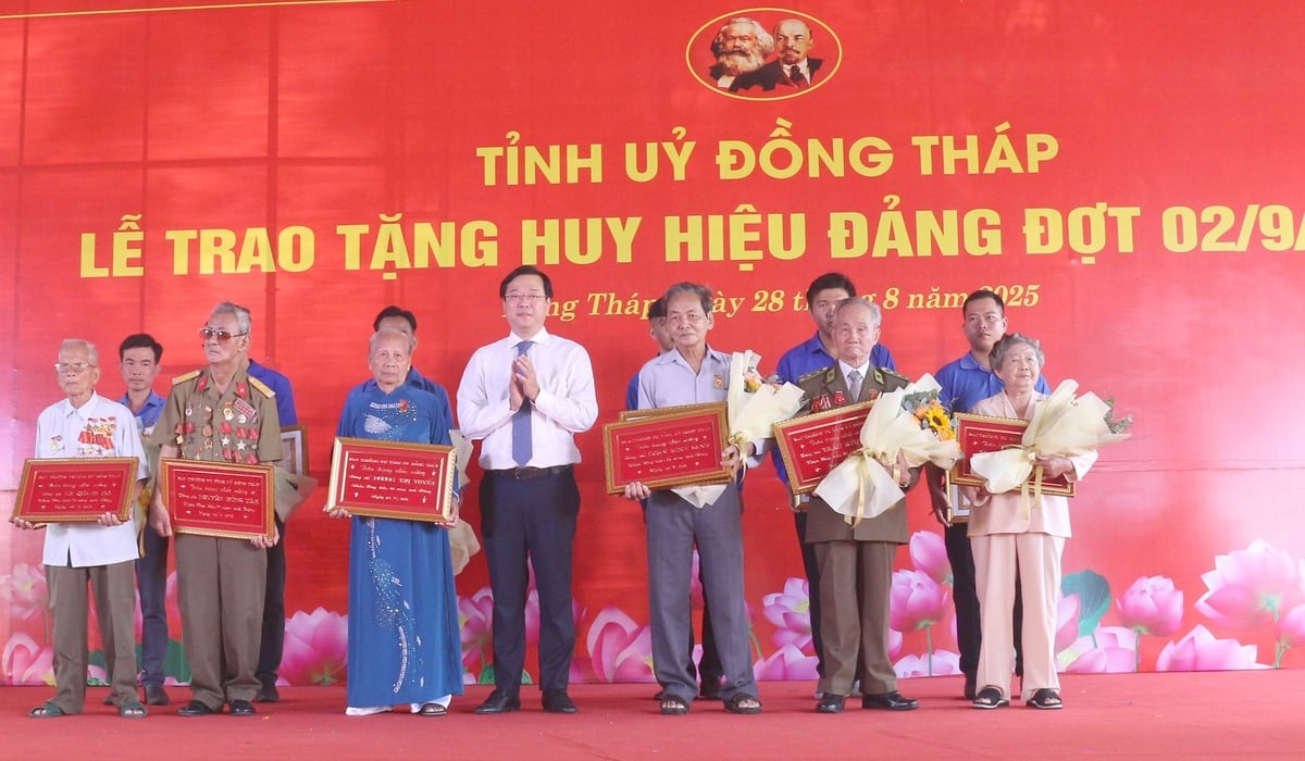 Đồng Tháp trao tặng, truy tặng hơn 1.018 Huy hiệu Đảng dịp lễ 2/9. Ảnh: Thanh Bạch. Đồng Tháp trao tặng, truy tặng hơn 1.018 Huy hiệu Đảng dịp lễ 2/9. Ảnh: Thanh Bạch.