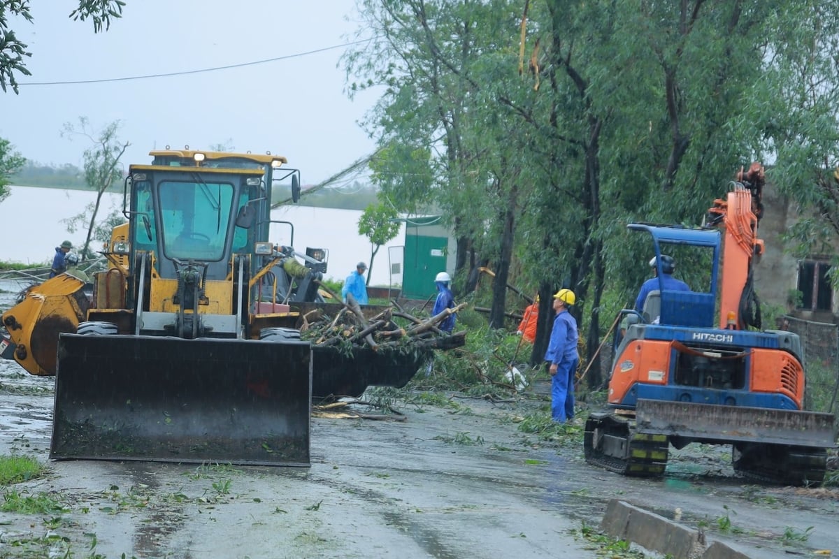 Máy móc thiết bị và nhân lực được huy động để nhanh chóng khắc phục hậu quả của cơn bão số 5. Ảnh: Ngọc Linh. Máy móc thiết bị và nhân lực được huy động để nhanh chóng khắc phục hậu quả của cơn bão số 5. Ảnh: Ngọc Linh.