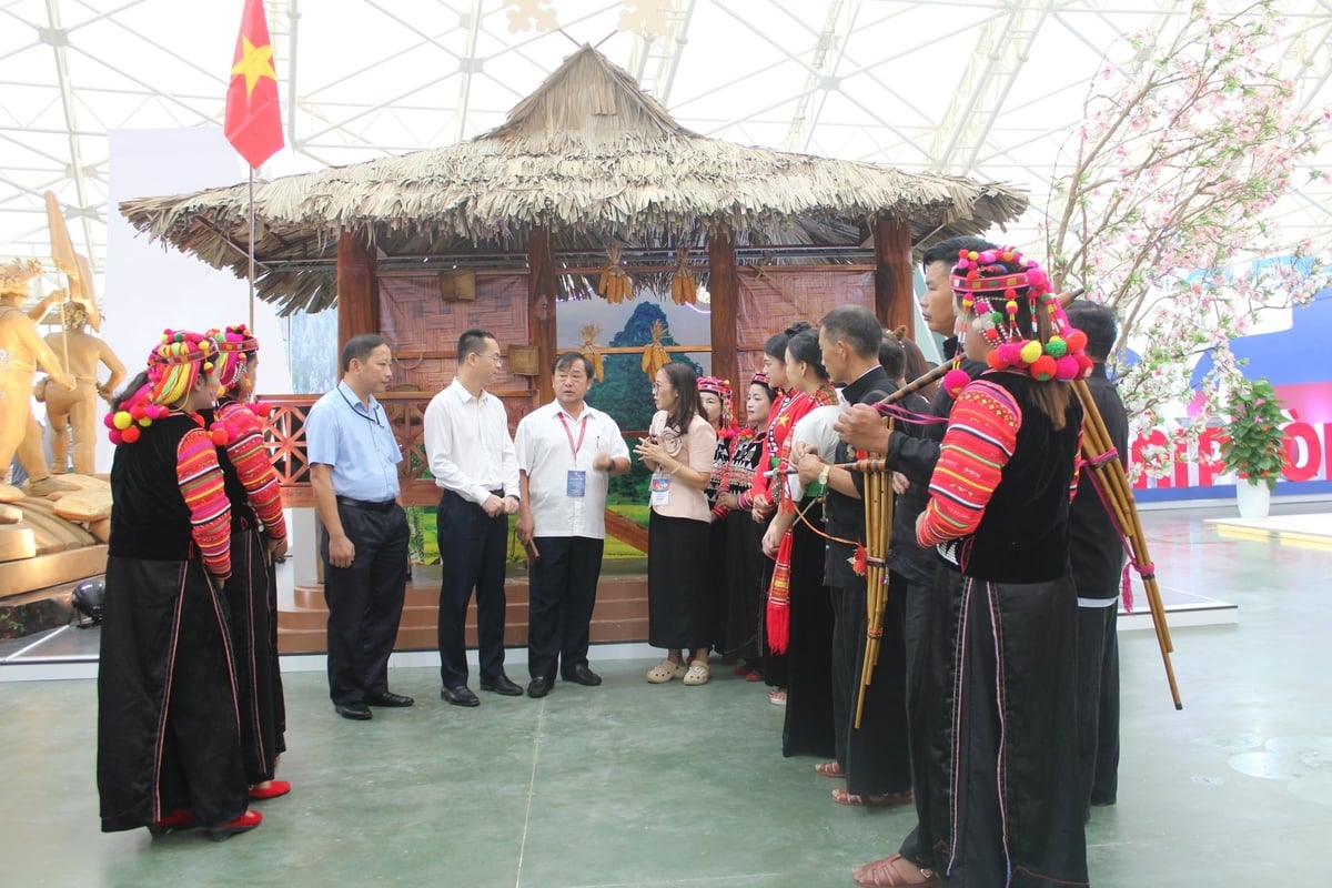 Lãnh đạo tỉnh Điện Biên tham quan gian trưng bày, tìm hiểu bản sắc văn hóa và sản phẩm đặc trưng của địa phương tại Triển lãm. Ảnh: Hoàng Châu. Lãnh đạo tỉnh Điện Biên tham quan gian trưng bày, tìm hiểu bản sắc văn hóa và sản phẩm đặc trưng của địa phương tại Triển lãm. Ảnh: Hoàng Châu.