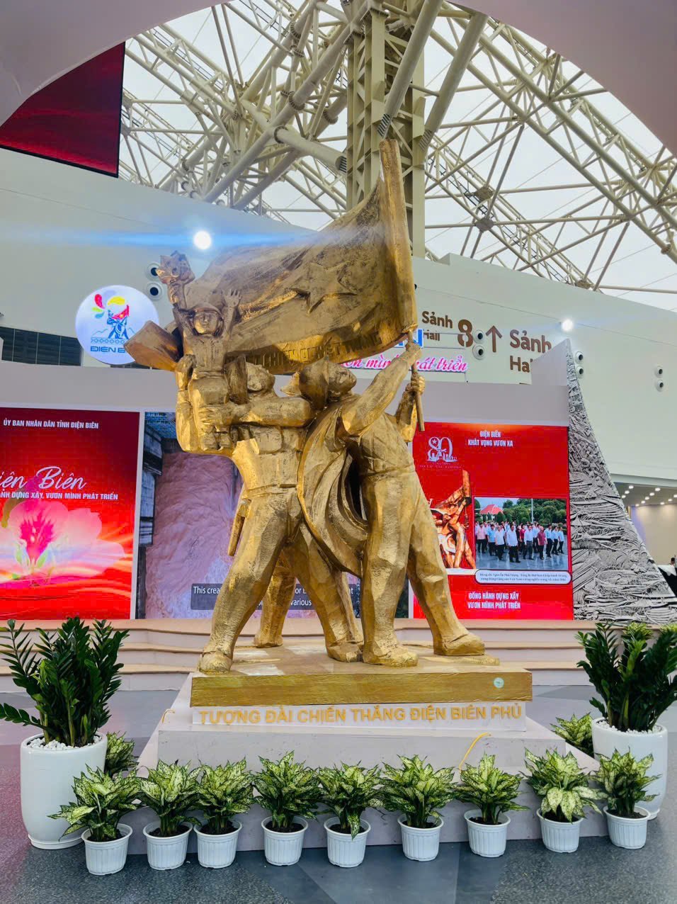 Biểu tượng Tượng đài Chiến thắng Điện Biên Phủ. Ảnh: Hoàng Châu. Biểu tượng Tượng đài Chiến thắng Điện Biên Phủ. Ảnh: Hoàng Châu.