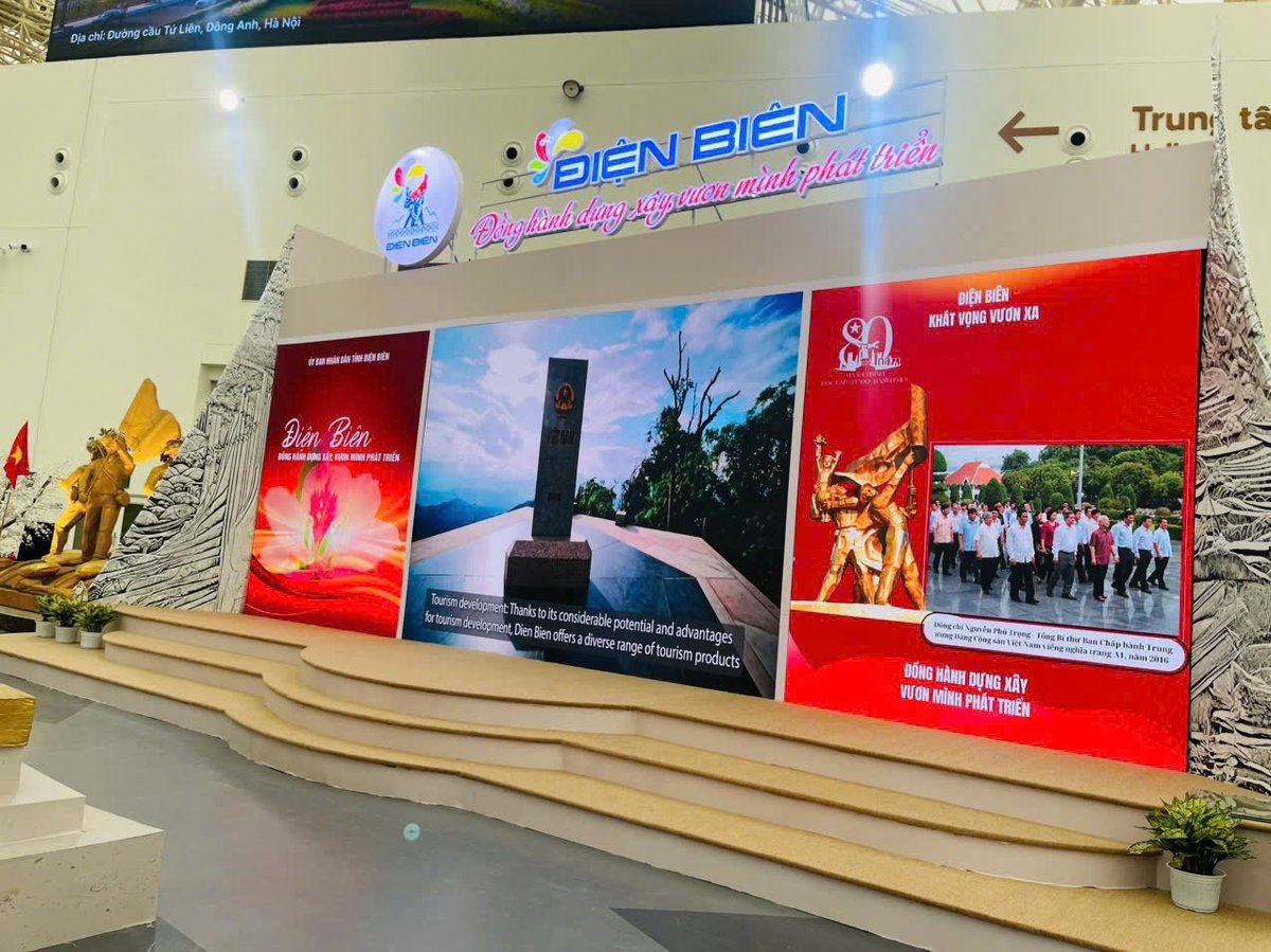 Gian trưng bày tỉnh Điện Biên nổi bật với hình ảnh Cột mốc biên giới và thành tựu trong phát triển du lịch. Ảnh: Hoàng Châu. Gian trưng bày tỉnh Điện Biên nổi bật với hình ảnh Cột mốc biên giới và thành tựu trong phát triển du lịch. Ảnh: Hoàng Châu.