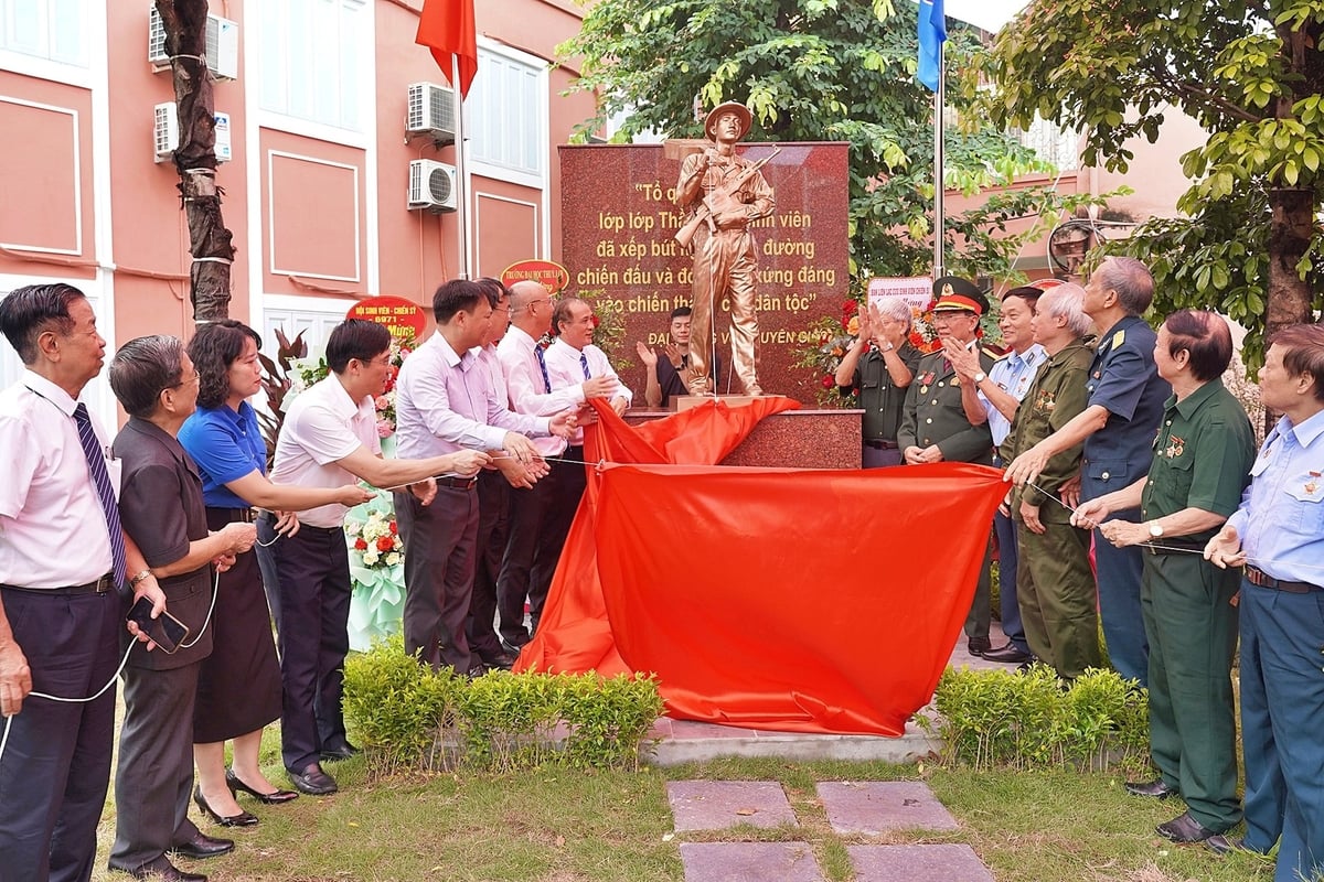 Khánh thành tượng đài sinh viên chiến sĩ tại Quảng trường sinh viên. Ảnh: Bảo Thắng. Khánh thành tượng đài sinh viên chiến sĩ tại Quảng trường sinh viên. Ảnh: Bảo Thắng.