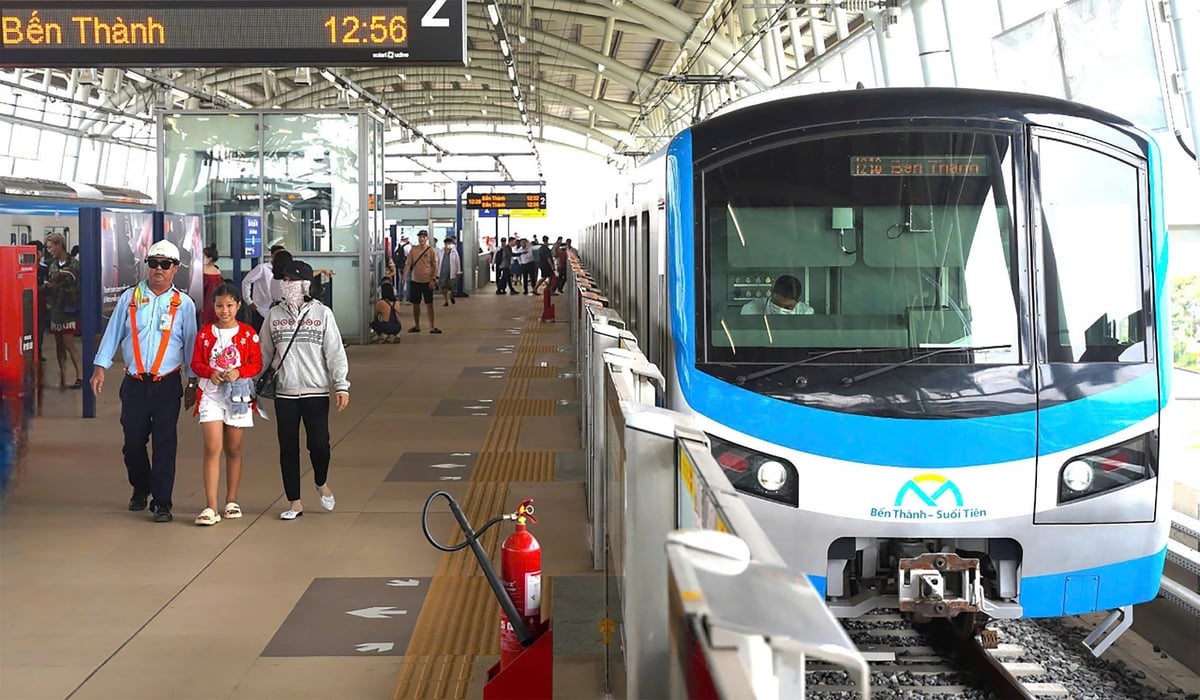 Người dân trải nghiệm tuyến metro Bến Thành - Suối Tiên. Ảnh: Nguyễn Thuỷ. Người dân trải nghiệm tuyến metro Bến Thành - Suối Tiên. Ảnh: Nguyễn Thuỷ.