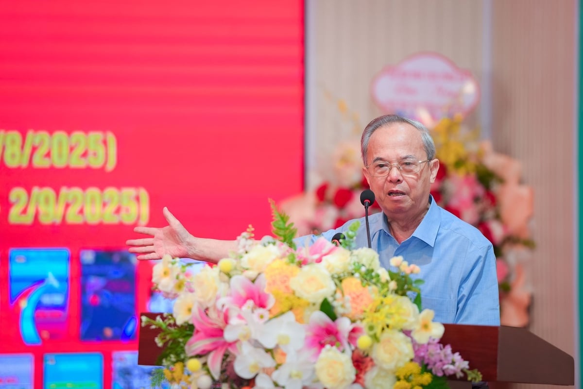 GS, TS Đinh Xuân Dũng khẳng định, bộ sách giúp bạn đọc nhận thức sâu sắc hơn về vai trò lãnh đạo tài tình, sáng suốt của Đảng và Chủ tịch Hồ Chí Minh trong hành trình cách mạng Việt Nam. Ảnh: Trung Minh. GS, TS Đinh Xuân Dũng khẳng định, bộ sách giúp bạn đọc nhận thức sâu sắc hơn về vai trò lãnh đạo tài tình, sáng suốt của Đảng và Chủ tịch Hồ Chí Minh trong hành trình cách mạng Việt Nam. Ảnh: Trung Minh.