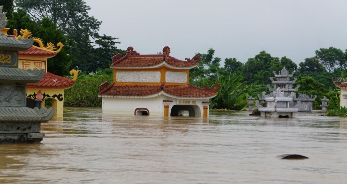 Khu nghĩa trang tại xã Đông Thành ngập trong nước nhiều ngày nay. Ảnh: Quốc Toản. Khu nghĩa trang tại xã Đông Thành ngập trong nước nhiều ngày nay. Ảnh: Quốc Toản.