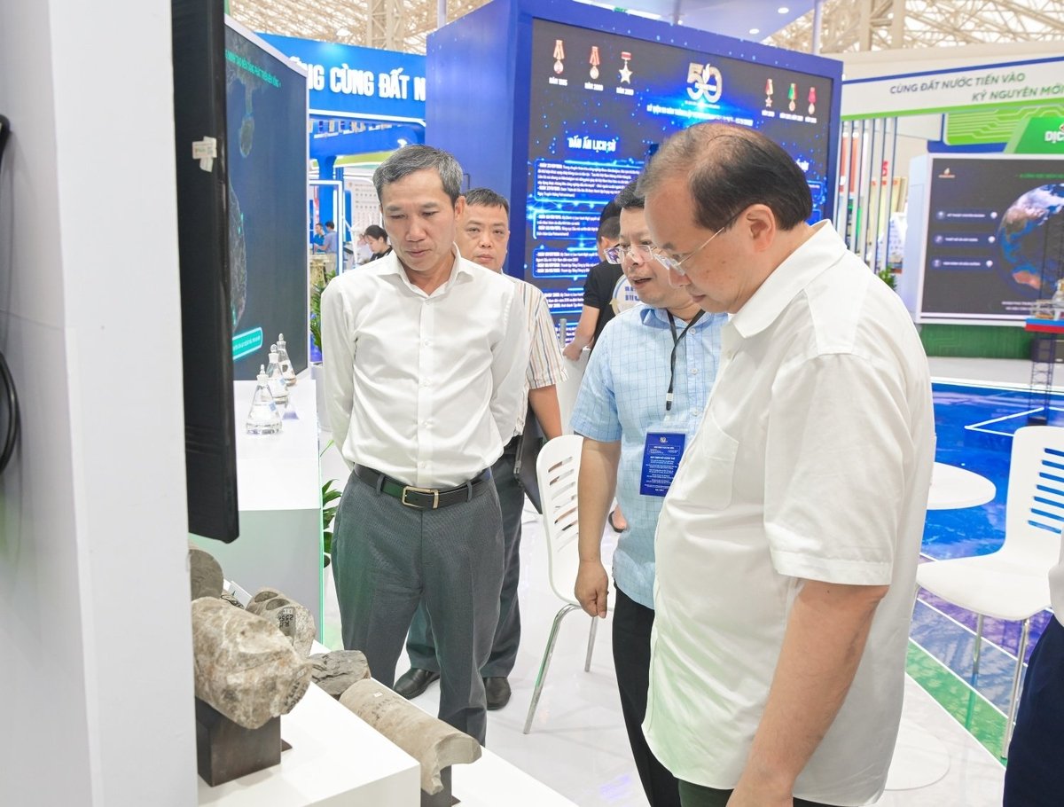 Thứ trưởng Bộ Văn hóa, Thể thao và Du lịch Tạ Quang Đông tham quan gian trưng bày của Petrovietnam. Ảnh: Petrovietnam. Thứ trưởng Bộ Văn hóa, Thể thao và Du lịch Tạ Quang Đông tham quan gian trưng bày của Petrovietnam. Ảnh: Petrovietnam.