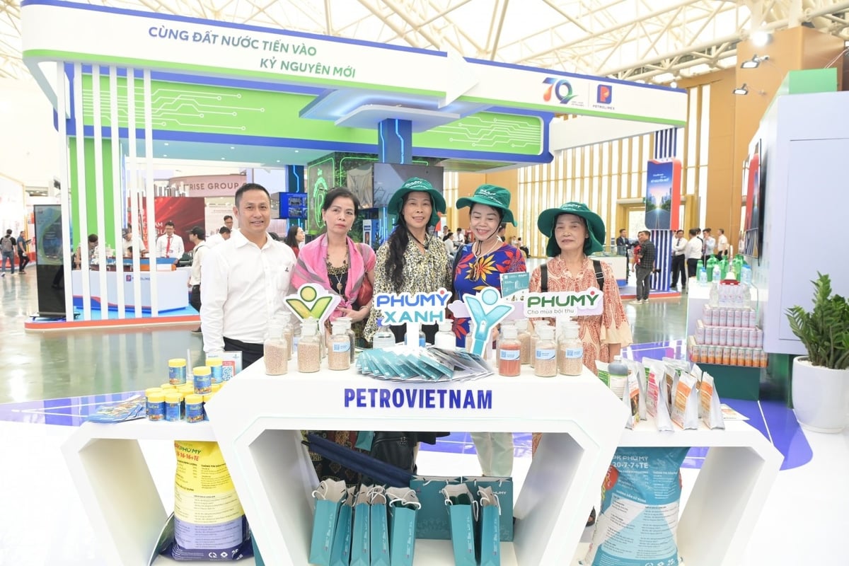 Khách tham quan không gian trưng bày của Phú Mỹ - PVFCCo. Ảnh: Petrovietnam. Khách tham quan không gian trưng bày của Phú Mỹ - PVFCCo. Ảnh: Petrovietnam.
