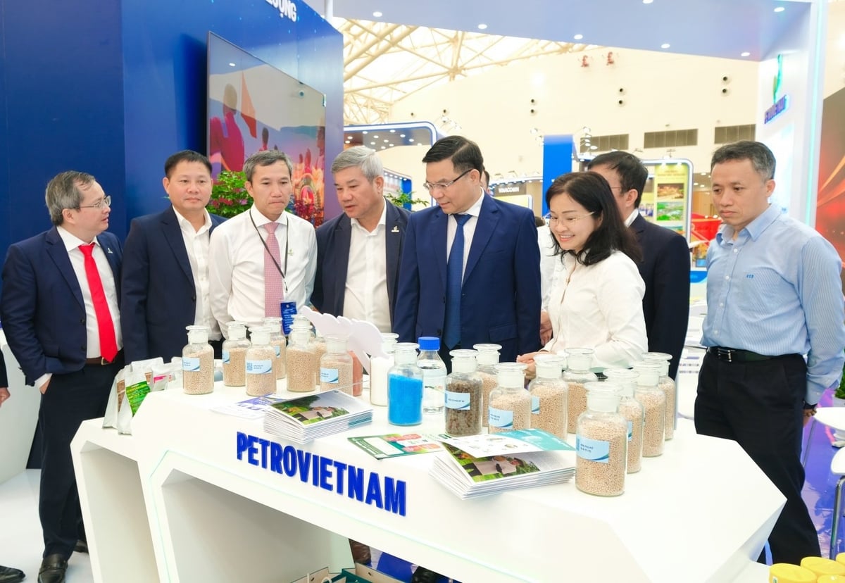 Lãnh đạo Petrovietnam cùng đại diện các đơn vị thành viên tham gia triển lãm. Ảnh: Petrovietnam Lãnh đạo Petrovietnam cùng đại diện các đơn vị thành viên tham gia triển lãm. Ảnh: Petrovietnam